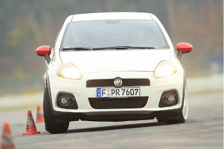 Das unter allen fahrdynamischen Umständen, also in Längs- und Querrichtung, recht auffällige Aus-den-Federn-gehen ist den Se...