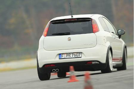 Die relativ starke Seitenneigung der Karosserie ist ebenso ein Thema wie die bei abrupten Lenkmanövern recht frühe Eingriffs...