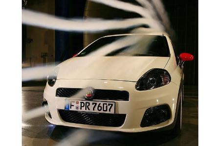 Auf die recht große Stirnfläche von 2,21 Quadratmeter umgelegt ergibt sich daraus ein Luftwiderstandsindex von 0,75. Zum Ver...