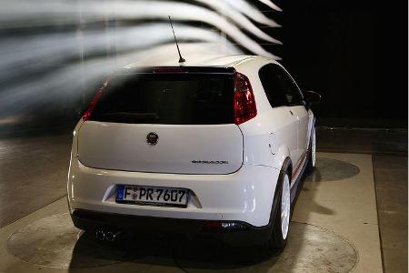 Im Bereich der Höchstgeschwindigkeit von 215 km/h wird die Vorderachse durch den Angriff des Fahrtwinds um 26 Kilogramm erle...