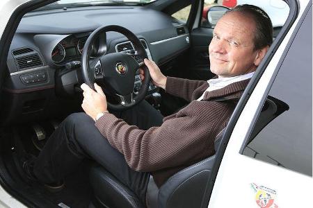 Der attraktive Auftritt des starken Abarth setzt sich im geschmackvollen Interieur fort. Allein das schmucke Dreispeichen-Sp...