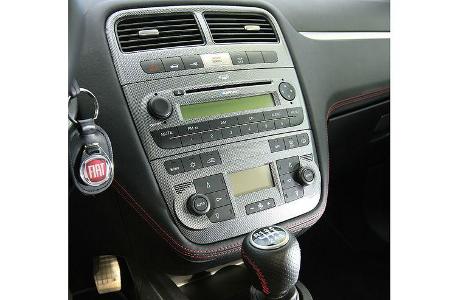 ... der auch den Lederbezug des Mittelstegs des Instrumentenbretts einschließt.