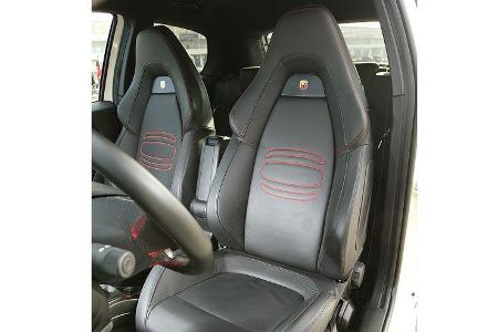 Der Lederbezug der bequemen Sportsitze ist Bestandteil des 1.100 Euro teuren estetico-Kits, ...