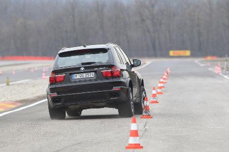 BMW X5 M50d, Heckansicht, Slalom