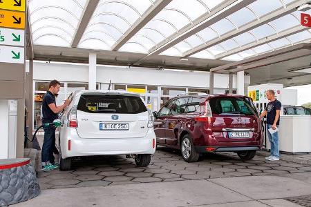 Renault Gr. Scénic 1.5 dCi Dynam., Toyota Prius Plus Life, Heckansicht, Tankstelle