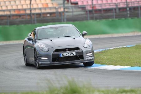 Nissan GT-R, Frontansicht, Kurvenfahrt