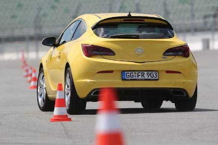 Opel Astra OPC, Heckansicht, Slalom