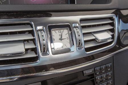 Mercedes E 400, Uhr