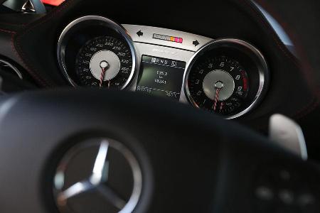 Mercedes SLS AMG Black Series, Rundinstrumente