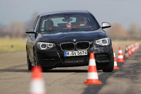 BMW M135i xDrive, Frontansicht, Slalom