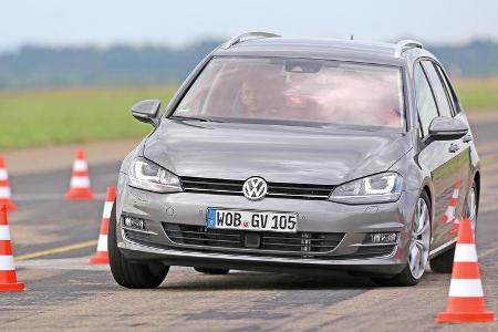 VW Golf Variant 2.0 TDI, Frontansicht, Slalom
