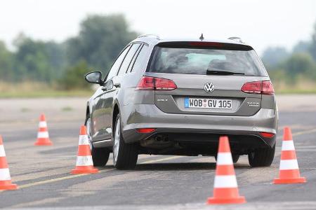 VW Golf Variant 2.0 TDI, Heckansicht, Slalom