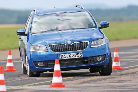 Skoda Octavia Combi 2.0 TDI, Frontansicht, Slalom
