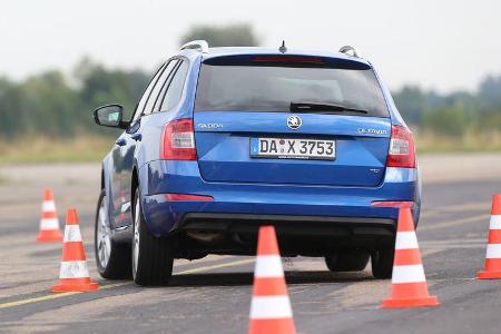 Skoda Octavia Combi 2.0 TDI, Heckansicht, Slalom