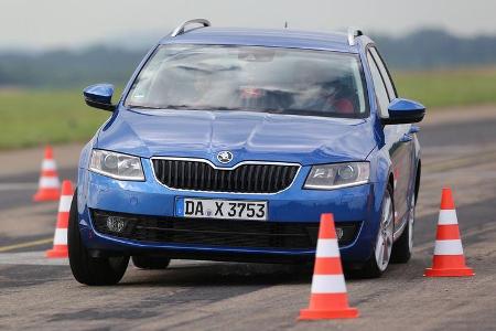 Skoda Octavia Combi 2.0 TDI, Frontansicht, Slalom