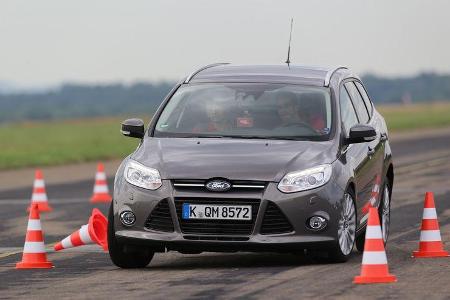 Ford Focus Turnier 2.0 TDCi, Frontansicht, Slalom