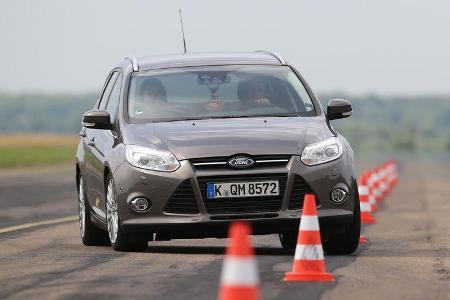 Ford Focus Turnier 2.0 TDCi, Frontansicht, Slalom