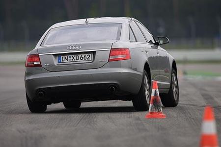 Nur im Grenzbereich muss der Fahrer leichtes Untersteuern durch Gaslupfen parieren.