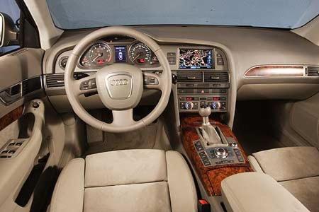 Modern und ultrasolide: das Cockpit im Audi.