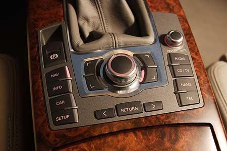 Der satt klickende MMI-Dreh-Drückknopf im A6 macht das Bedienen einfach.