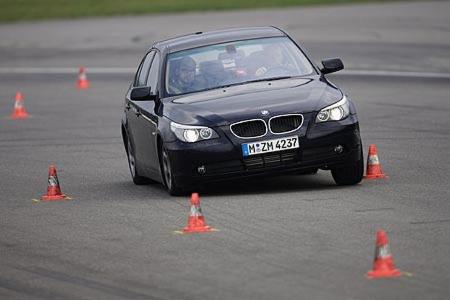 Mit bemerkenswerter Leichtigkeit ballert der BMW über kurvige Landstraßen.