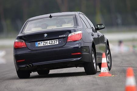 Die Aktiv-Lenkung überzeugt speziell bei hohem Tempo mit guter Zielsicherheit.