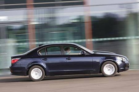 Zurückhaltend bewegt kann man sich vom ruhigen Abrollverhalten und dem gelungenen Umgang mit langen Bodenwellen verwöhnen la...