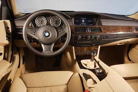 Pieksaubere Verarbeitung und technisch-kühles Flair im 5er-Cockpit.