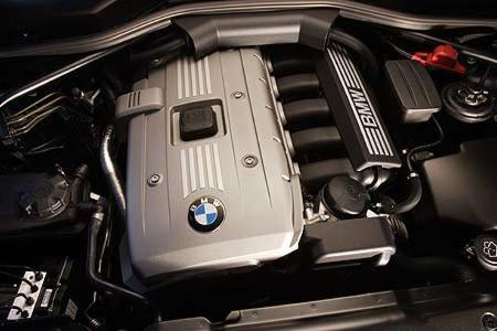 Je höher die Drehzahl, umso kraftvoller schiebt der seidige Sechszylinder mit seinen 177 PS an.