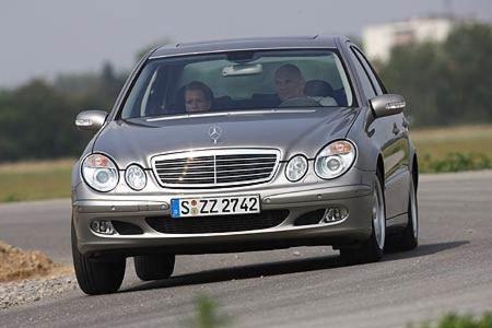 Die Mercedes E 200 Kompressor ist mit einem Grundpreis von 36.656 Euro der teuerste im Bunde.