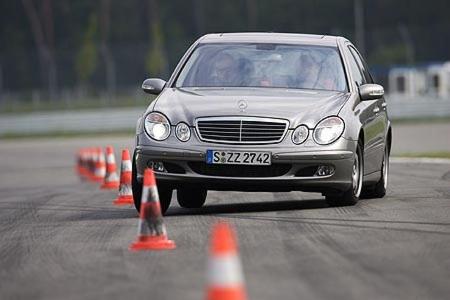 Die E-Klasse wankt am stärksten und schiebt bei forscher Fahrt auch mal über alle vier Räder.