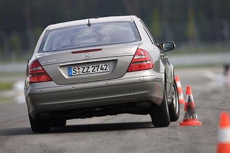 Im Slalom kann die E-Klasse daher nicht mithalten.