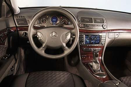 Die schwächste E-Klasse erfreut mit volkommen unkomplizierter Bedienung.