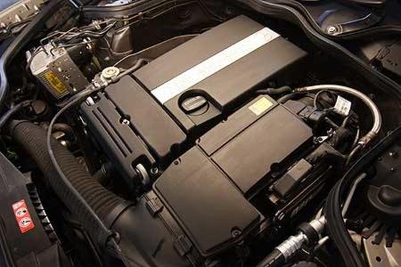 Der 1,8-Liter große Vierzylinder bewegt den schweren Mercedes ausreichend dynamisch. Aber auch keinen Deut mehr.