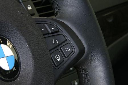 Immerhin sind manuelle Klimaanlage, Zentralverriegelung, Aluräder, elektrische Fensterheber und Radio mit CD-Spieler sowie d...