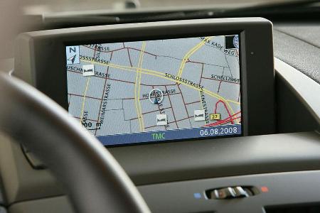 Jedoch kommt beim X3 noch die alte Generation des Navigationssystems ohne i-Drive zum Einsatz.