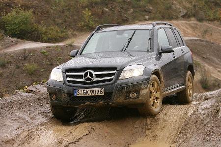 Mercedes GLK: Ebenfalls im Oktober startet der kantige Kompakt-SUV von Mercedes, der rund fünf Zentimeter kürzer als der X3 ...
