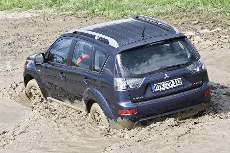 Der Testwagen besitzt statt des PSA-Diesels, mit dem der Peugeot antritt, einen Pumpe-Düse-Vierzylinder von VW.