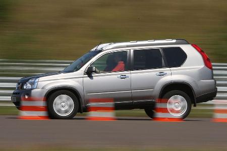 Der Nissan zeigt sich stilistisch als klassischer SUV, ...