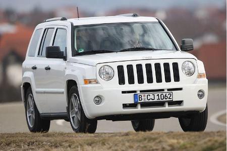Der Patriot trägt die typische Jeep-Front mit den senkrechten Lüftungsschlitzen und den runden Scheinwerfern ...