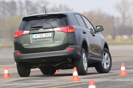 Toyota RAV4 2.0 D-4D, Heckansicht, Slalom