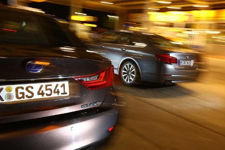 BMW 530, Lexus GS 450h, Heck, Tankstelle