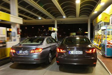 BMW 530, Lexus GS 450h, Heckansicht, Tankstelle