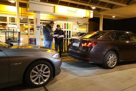 BMW 530, Lexus GS 450h, Seitenansicht, Tankstelle