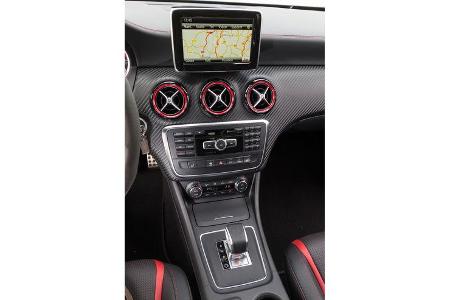 Mercedes A 45 AMG, Mittelkonsole