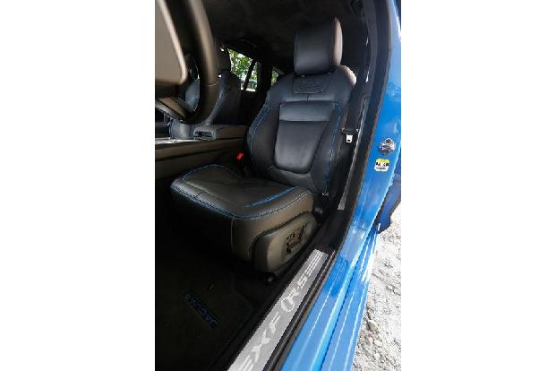Jaguar XFR-S Sportbrake, Fahrersitz