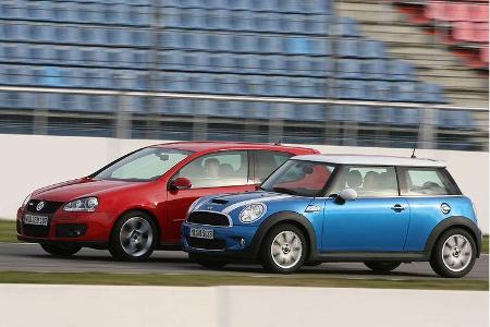 Der Mini gleicht sein Hubraum- und Leistungsmanko durch niedrigeres Gewicht aus. Nur beim Topspeed ist der GTI vorn.