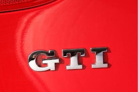 Der GTI hat gegenüber dem Mini 25 PS mehr unter der Haube.