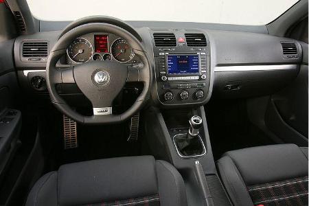 Passend arrangiertes Sportfahrer-Ambiente mit zupackenden Sitzen, luftigem Raumeindruck und nahezu idealer Bedienung.