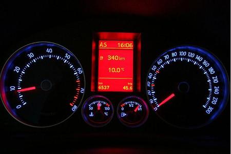 Anders als im Mini findet man im Golf GTI klassisch angeordnete Rundinstrumente.